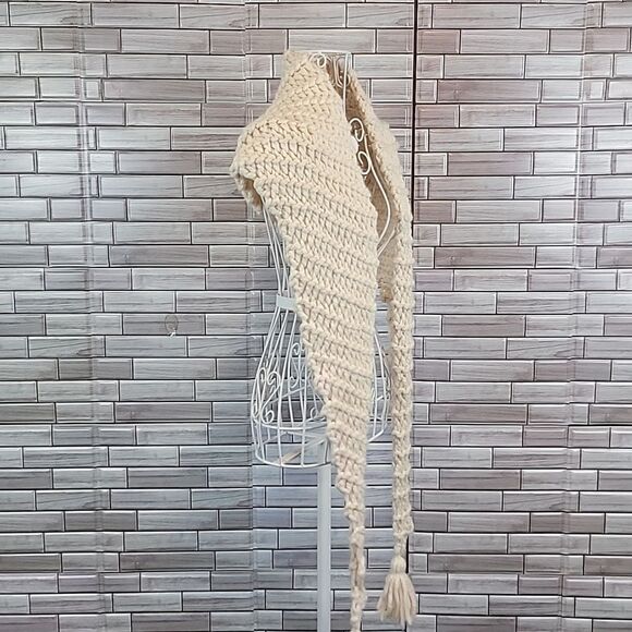 Handmade chunky knit scarf in a cape style - Picture 7 of 9